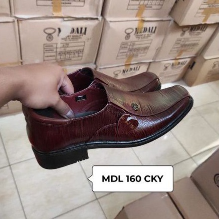 Sepatu kulit pria kantor pantofel sepatu kerja formal tampil lebih keren