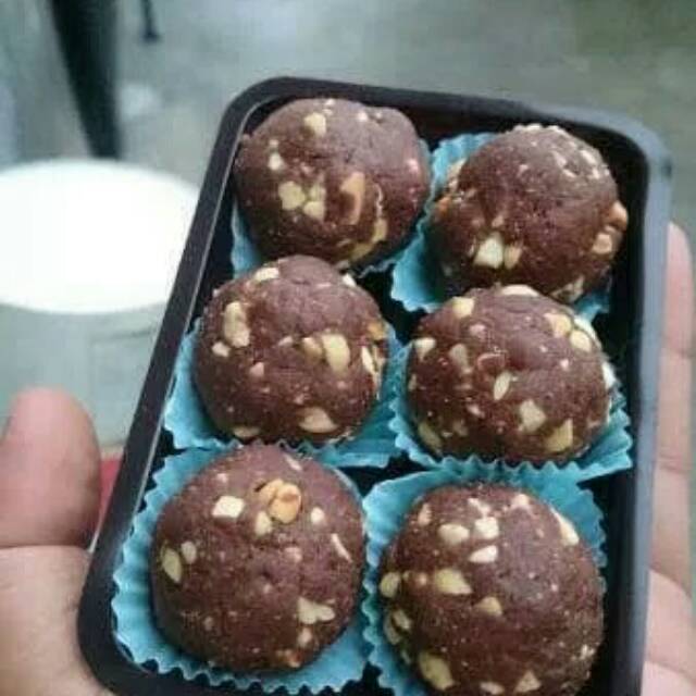 

Chocolate lado with almound isi 6 pcs