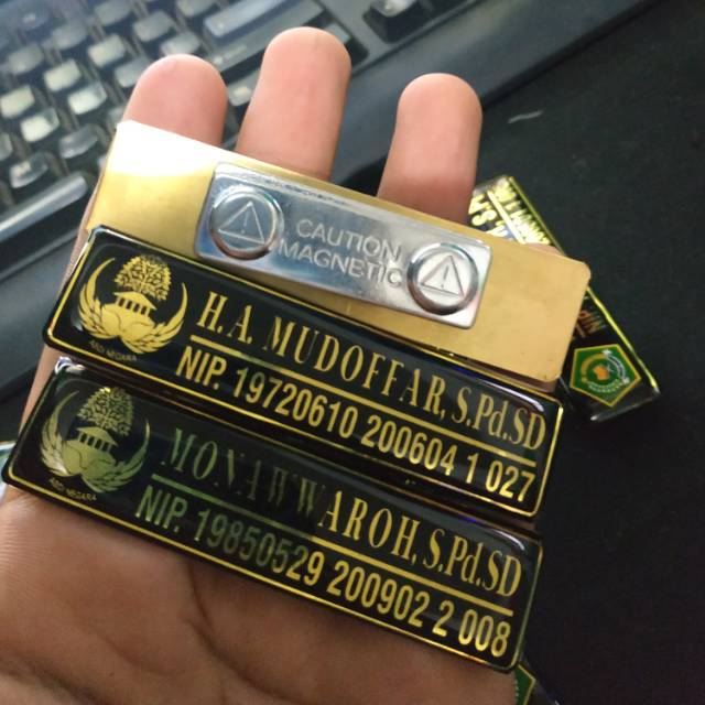 

Name tag Korpri Abdi Negara Nama dada papan nama plat kuningan coating resin