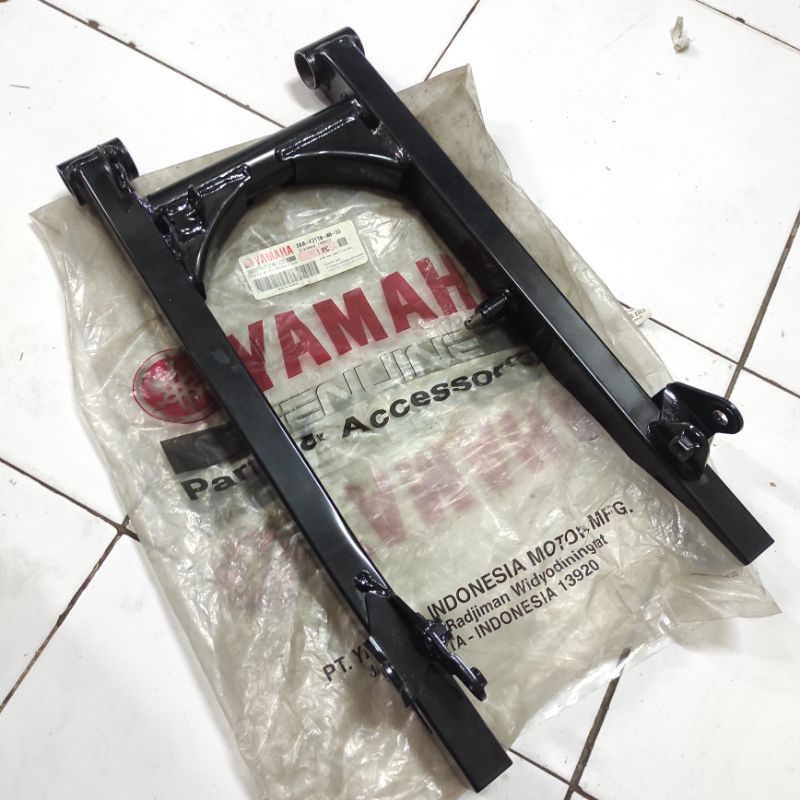 SWING ARM FIZR ORI YAMAHA FORK FIZR ORIGINAL YGP HITAM 3XA-F2110-00-33