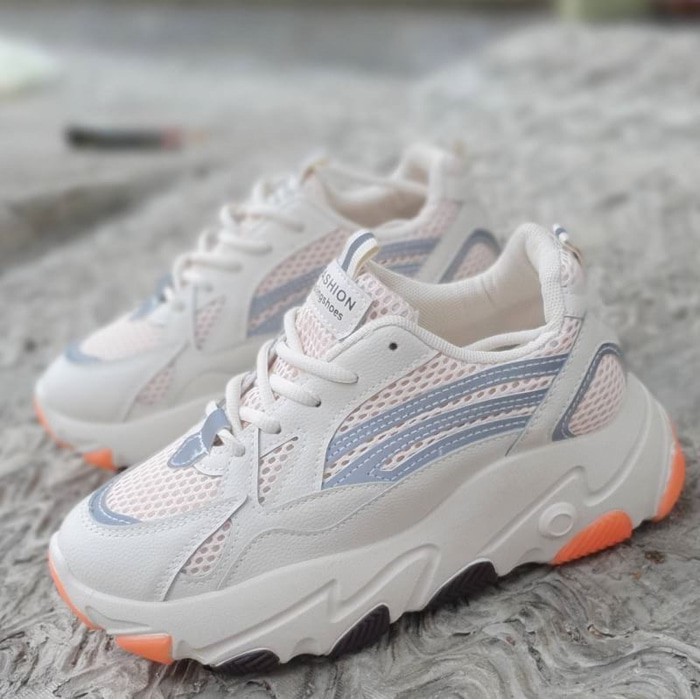 white yeezy 700