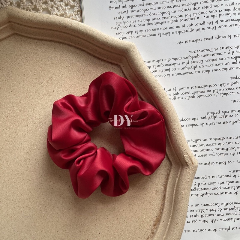 SATIN KOREAN BIG SCRUNCHY / IKAT RAMBUT KOREA BESAR / SCRUNCHIES / JUMBO / CEPOLAN HIJAB SUPER BESAR-Maroon