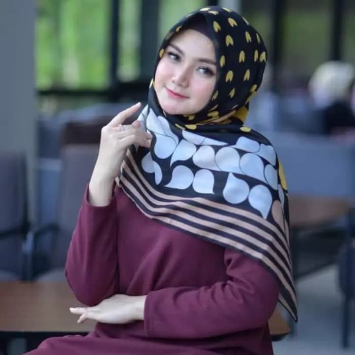 Order Langsung Kerudung Segi Empat Deenay Kw Motif Arwa Navy Voal Scraf Diskon