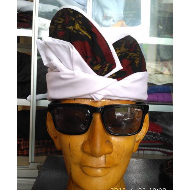 Udeng putih tepi endek bali