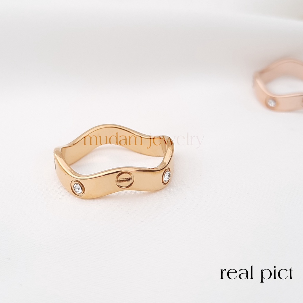 Cincin Titanium Model Gelombang Dengan Diamonds Artifisial Tersedia Warna Rose Gold, Gold dan Silver