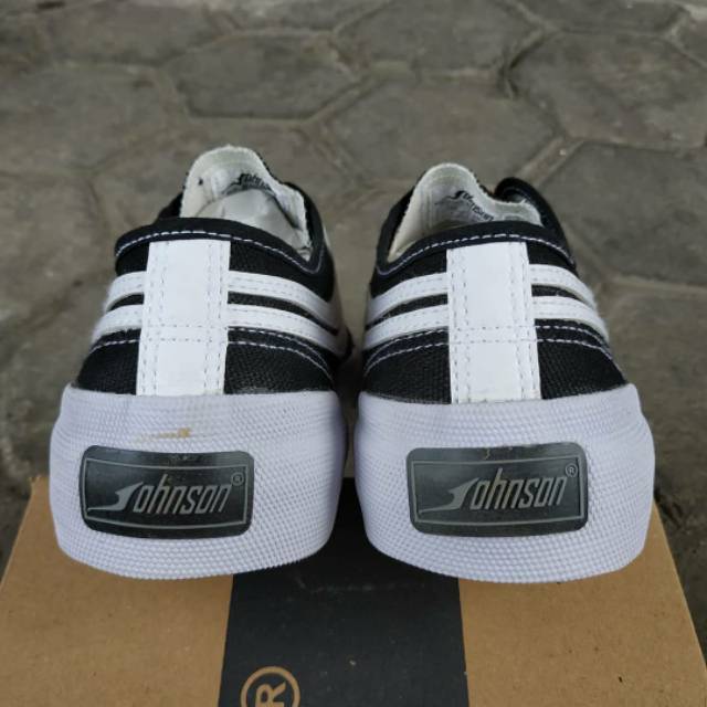 SEPATU JOHNSON LOW BLACK WHITE