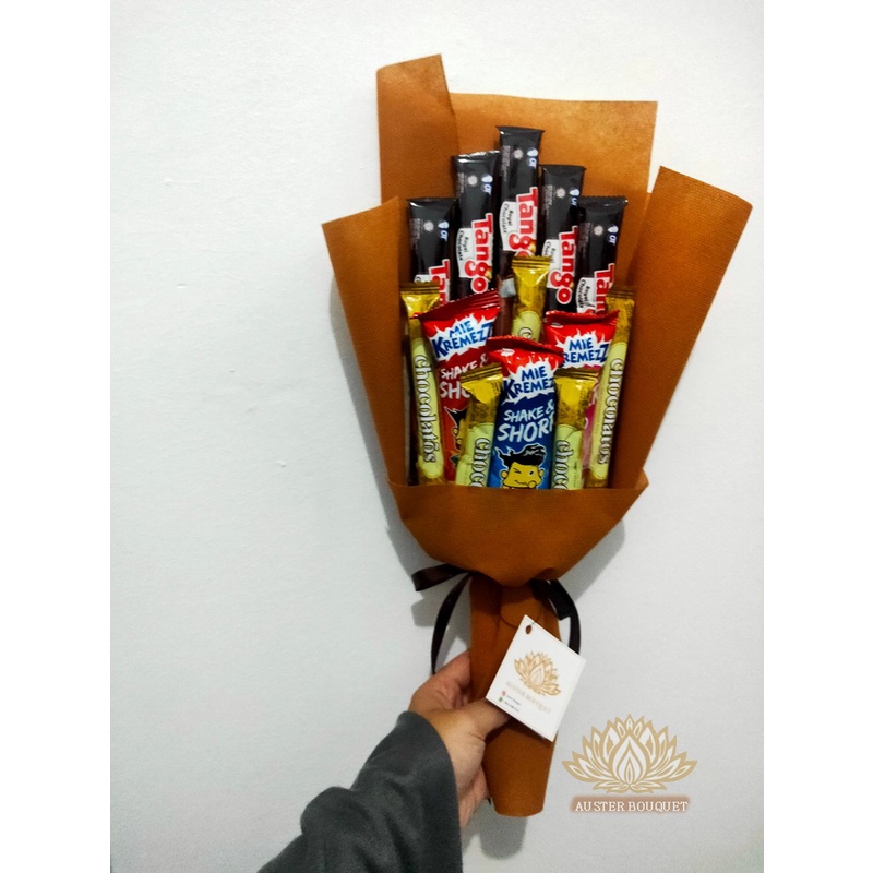 

Hand Buket Snack Murah Kado Wisuda AB 840 | Auster Bouquet