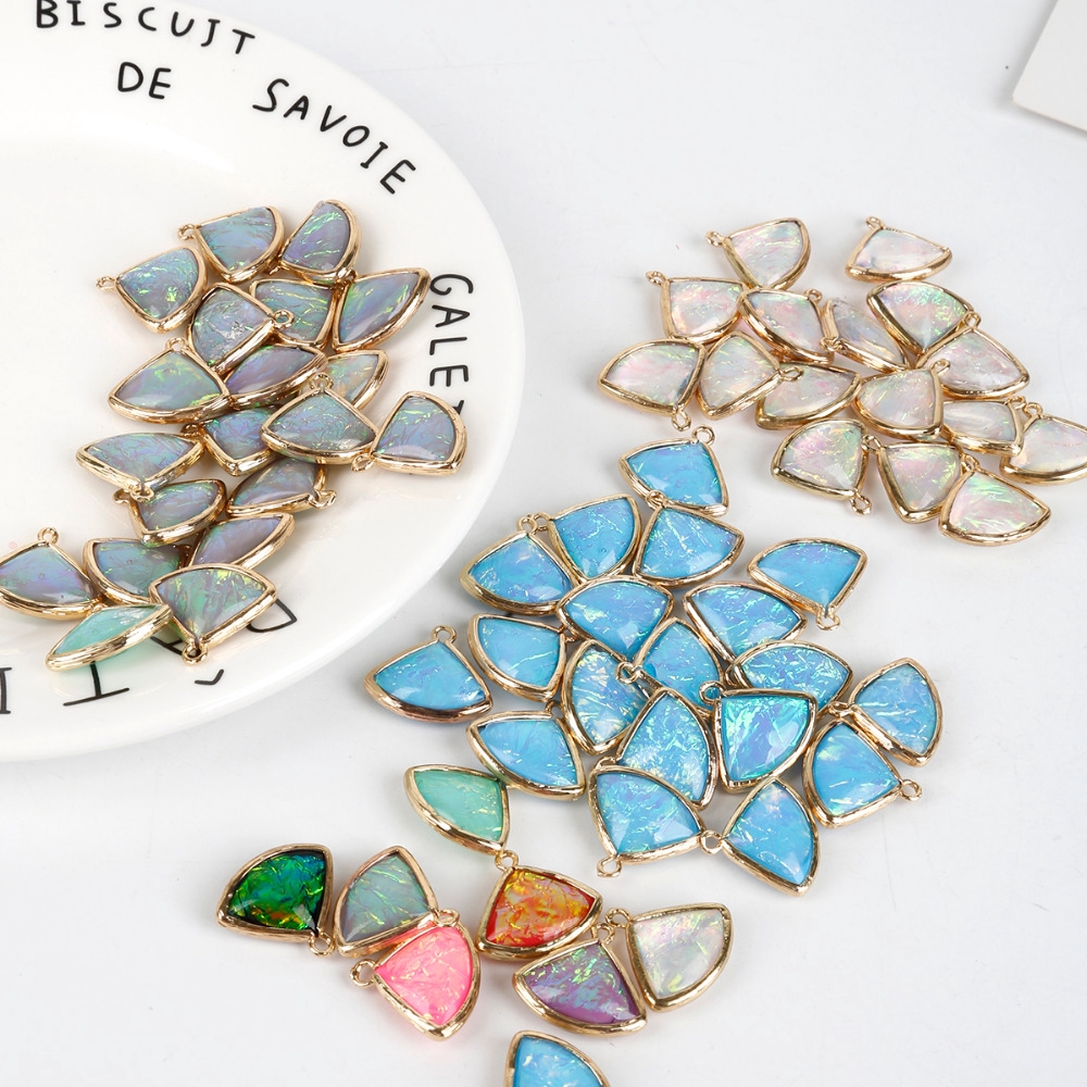 Liontin Bentuk Kipas Bahan Resin Warna Emas Untuk Liontin Bentuk Kipas Bahan Resin Warna Emas Untuk