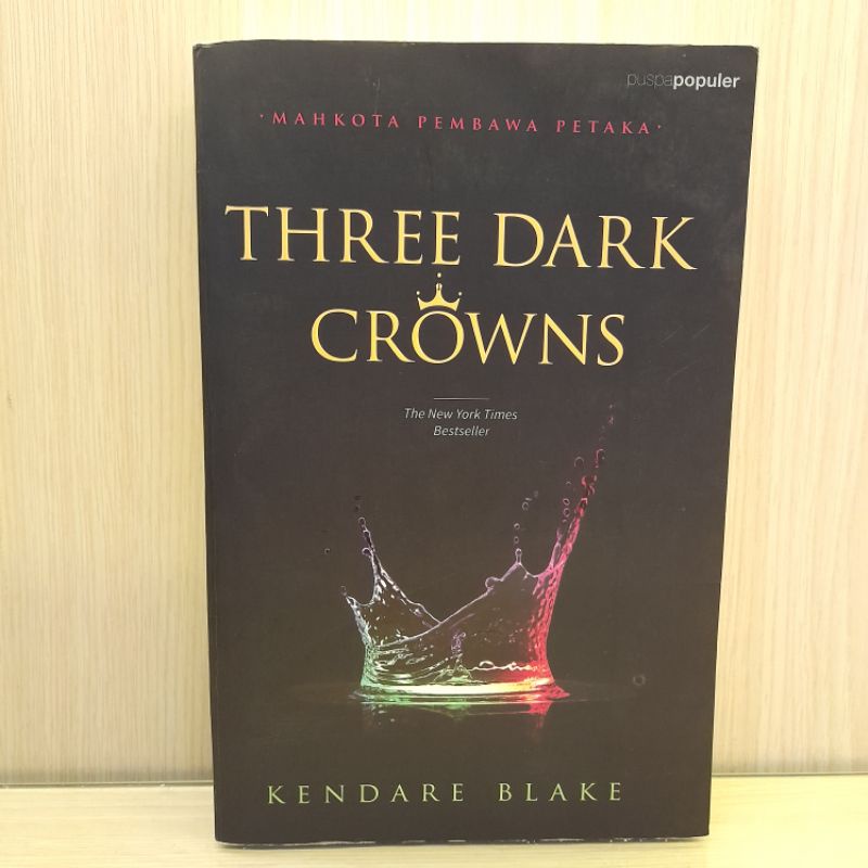 

Three Dark Crowns - Preloved