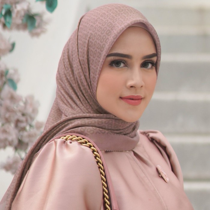 Jilbab Wanita BUTTONSCARVES TAPIS SQUARE - LOTUS