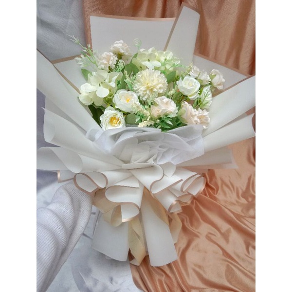 buket bunga putih lamaran/wisuda