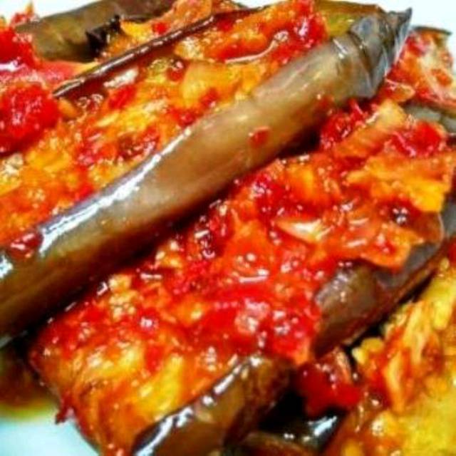 

Terong di cabein mamak JoJe (terong biru sambal) di wadahin dalam cup