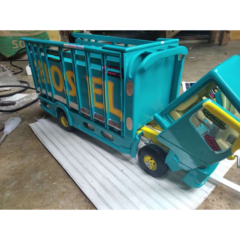 Mainan Anak Koleksi Miniatur Truk Oleng bahan Asli Pvc