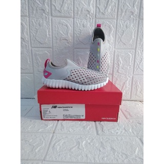 does payless sell skechers