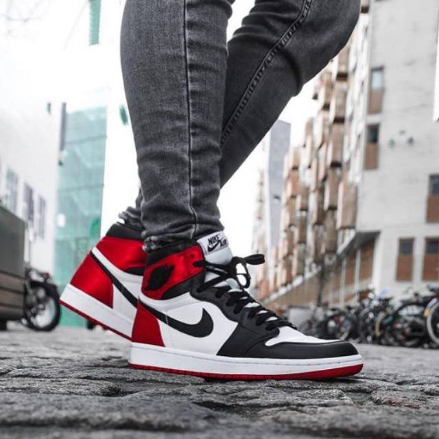 Nike Jordan 1 retro high "satin black toe"