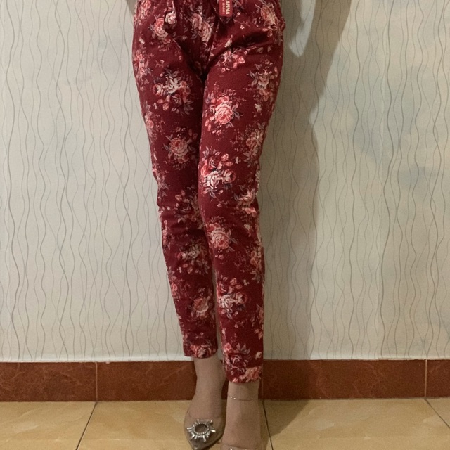 

Celana bahan pensil bunga