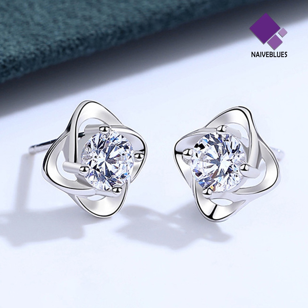 Anting Stud Bentuk 4 Daun Aksen Berlian Imitasi Untuk Wanita