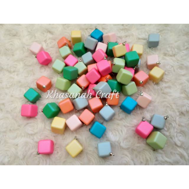 

Bandul warna Glosy ~ kotak