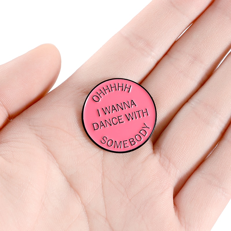 Bros pin Enamel Magnetik Bentuk Bulat Desain I wanna dance Warna Pink Untuk Hadiah