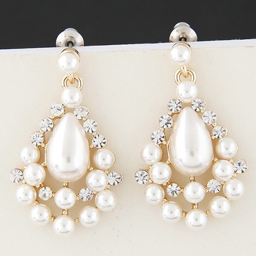 LRC Anting tusuk Sweet Gold Color Pearl Flower Decorated Hollow Out