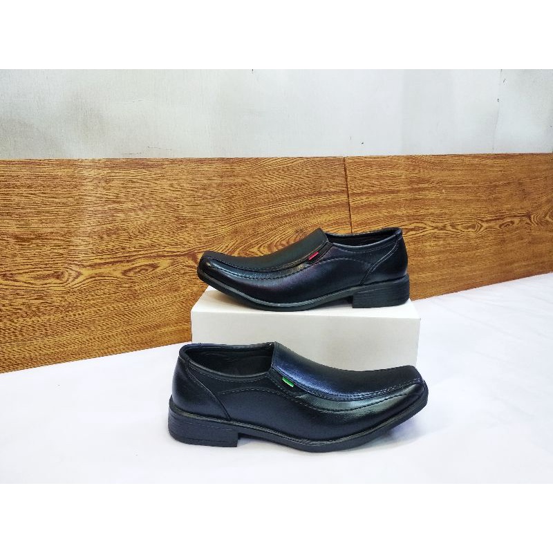 Sepatu Pantofel Kickers Pria Sepatu Slip On Kerja Formal  Sepatu Slop Pria Murah Semi Kulit Mewah Elegan dan Trandy