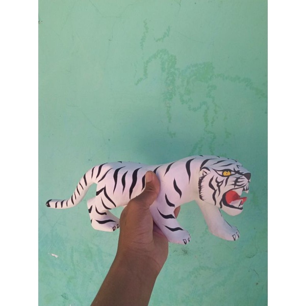 patung macan putih