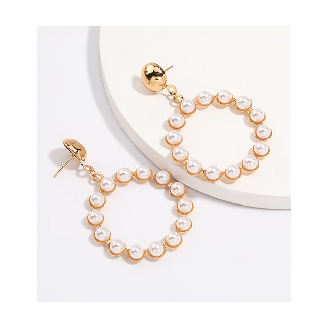 LRC Anting Tusuk Fashion Golden Round Alloy Earrings With Pearls K10058