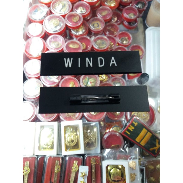

Papan Nama | Name tag | Nama Dada Gravo Hitam doft bahan Acrilik Peniti