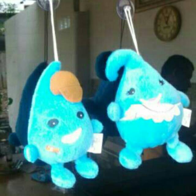 Boneka gantungan tempel dikaca