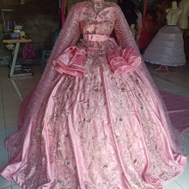 Gaun pengantin ekor panjang