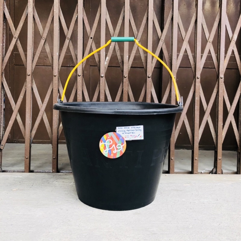 Ember / Timba cor plastik hitam (30 Liter)