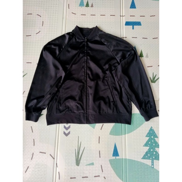 jaket parasit bomber UNIQLO second original