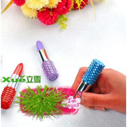 

Terbaru Pulpen Berbentuk Lipstik Dengan Hiasan Kristal Plastik Original