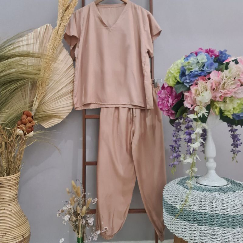 Setelan One set Alicia jogger polos Wanita-Cream