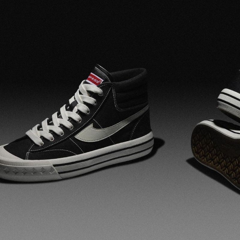 COMPASS RETROGRADE BLACK WHITE High