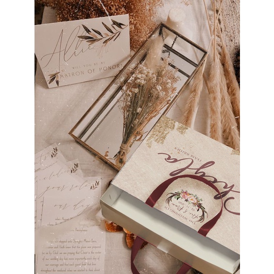 

Slidingbag softbox bridesmaid Ukuran M (32x21x8) Good Quality. Tidak mudah sobek