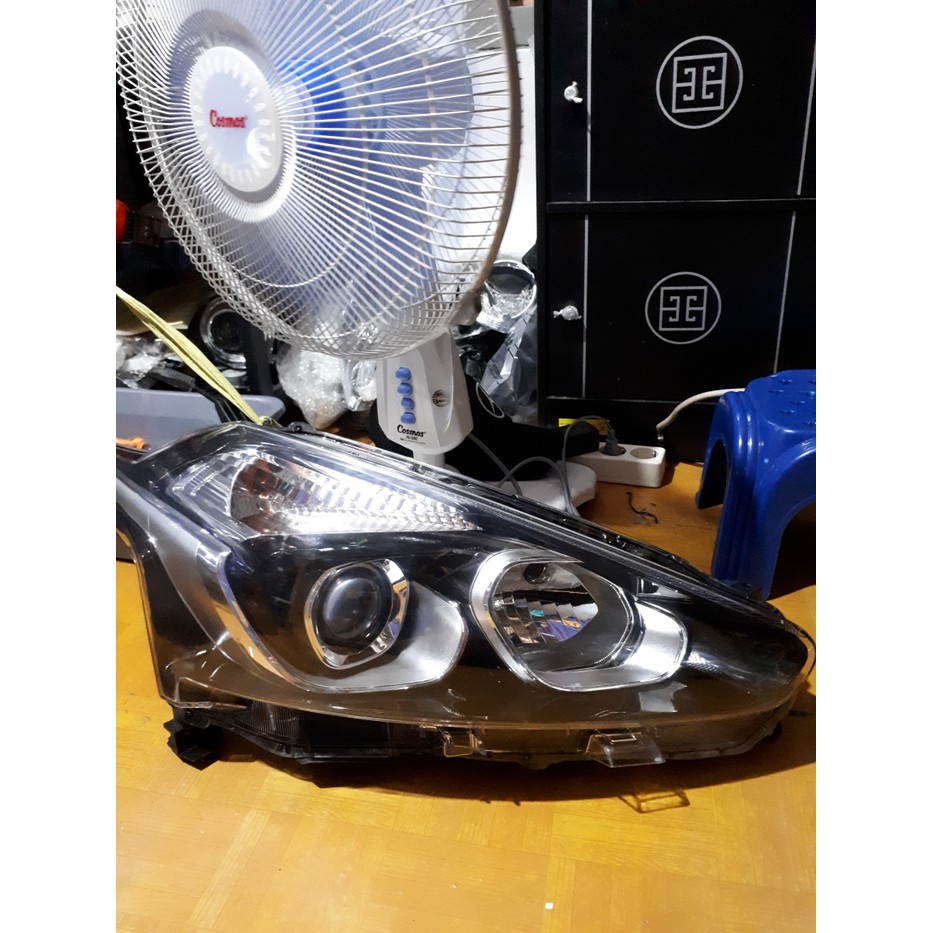 Headlamp Toyota Sienta G atau V Original