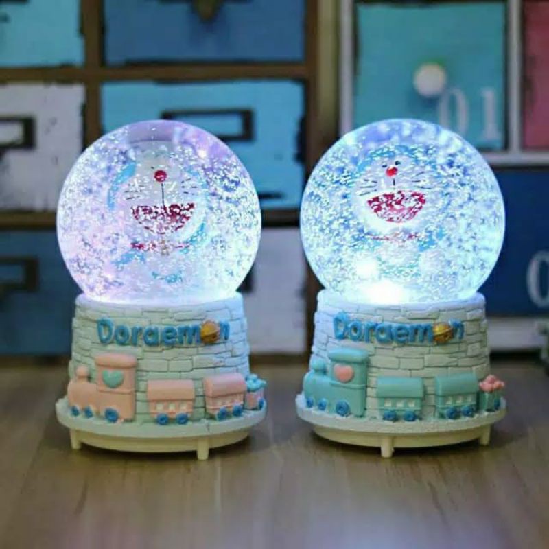 Kotak Musik JUMBO Snowball Doraemon Train Pajangan Lampu Kado Bola Kristal Salju Snow Globe Kereta