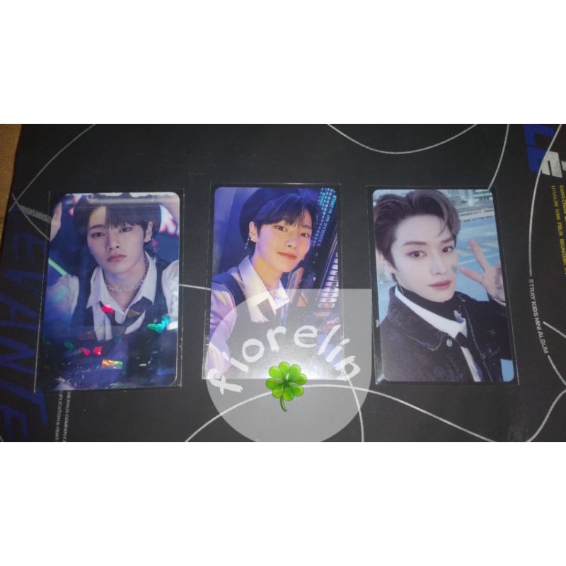 

BOOKED STIKER STRAYKIDS READ DESC