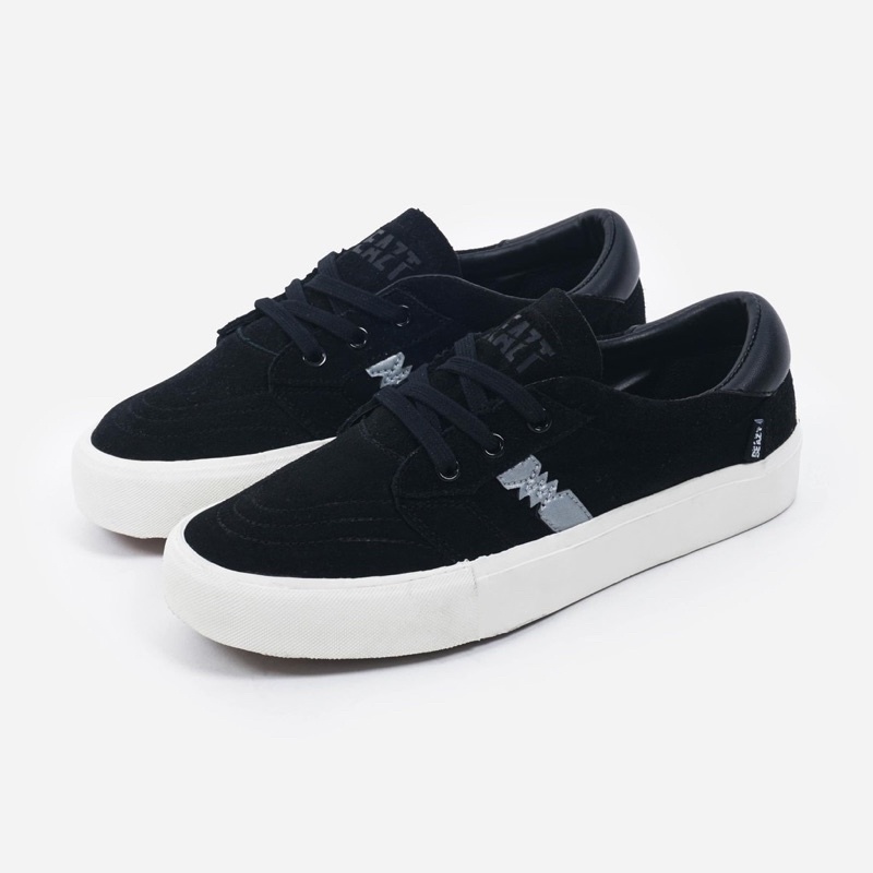 sepatu beazt luxo black white