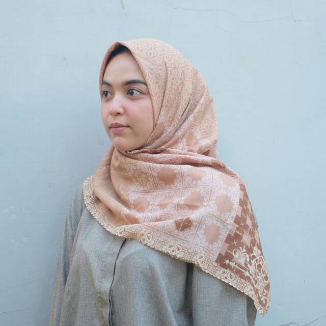 Hijab segi empat laser cut premium / Clarinna light brown