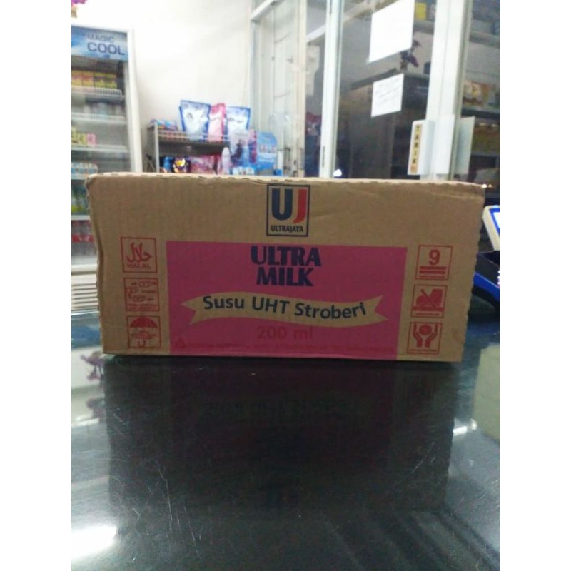

Ultra strawbery 200ml isi 24/susu uht strobery 200ml
