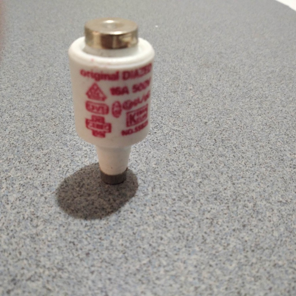 Sekring batu Daya 16A Tegangan 500V / Fuse Batu 16A