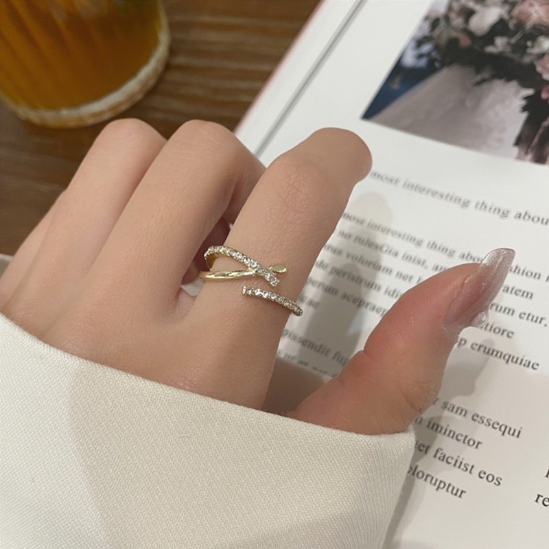 Cincin Desain Salib Aksen Berlian Untuk Wanita