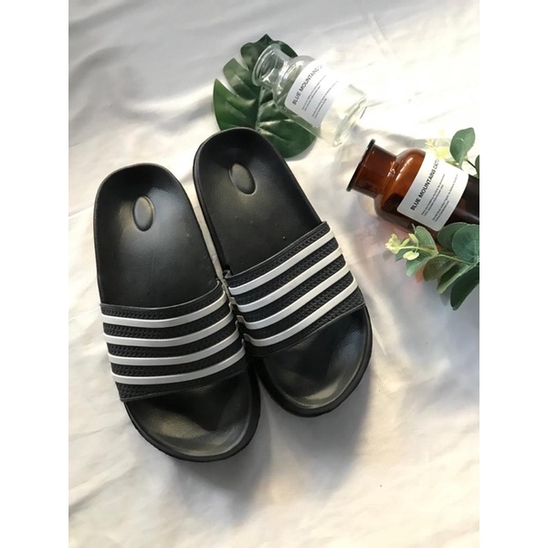 Sandal Slop Cowok Motif Garis Lokal Shevano 1359-2-Hitam