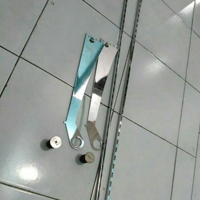 Gantungan Baju Untuk  Rak Kaca Sebagai Tatakan Manekin Simpel Banget