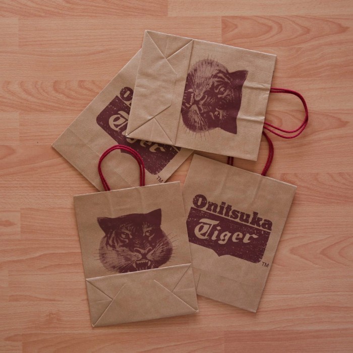 

Terlaris Tas Papper Bag Tas Kertas Paper Bag Onitsuka Tiger Kecil ORIGINAL