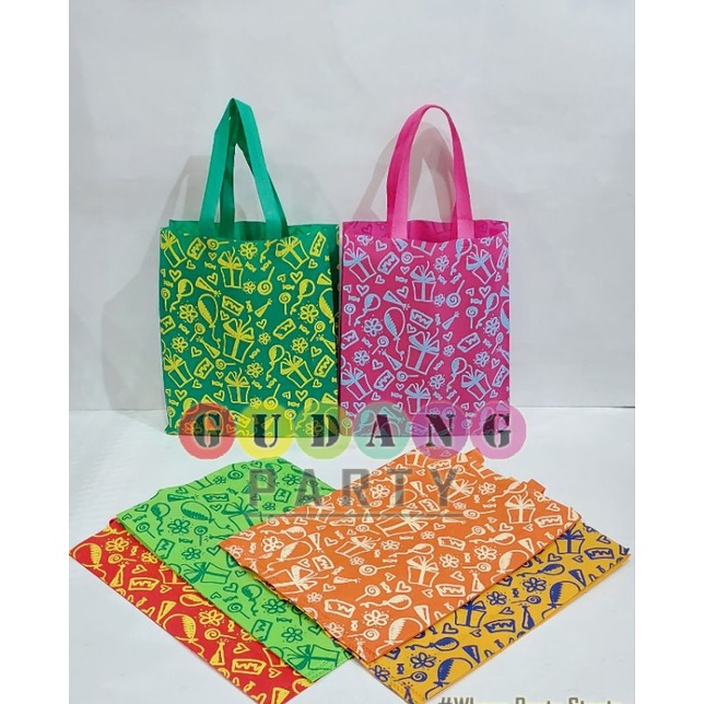 

Spunbond Party Press/Gomico Party/Tas Ultah/Tas Bingkisan/Spunbond Motif/Goody Bag