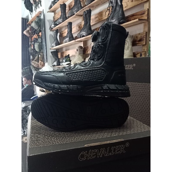 sepatu chevalier tali putar replika boa