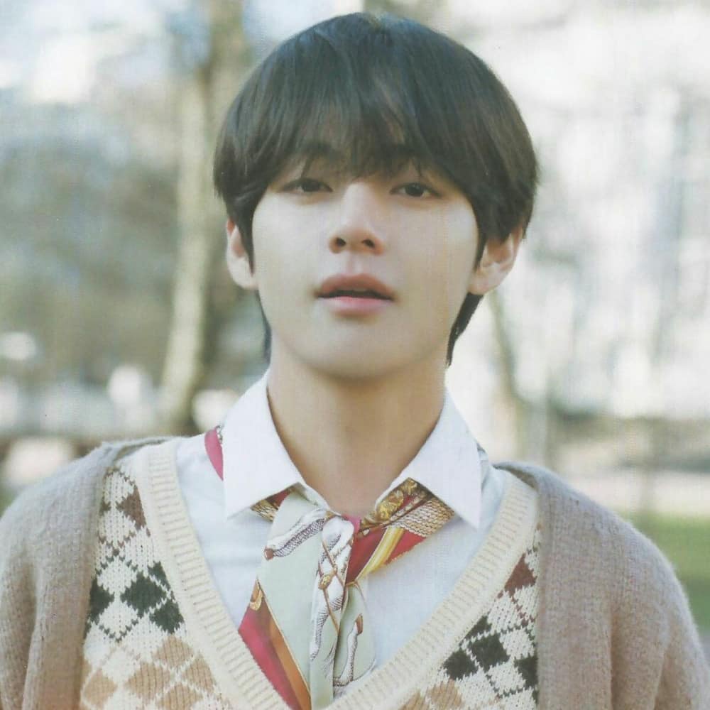 Hyunjin sweater korean idol outfit